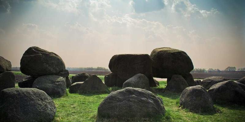 一根卷曲的头发在火光中逐渐变黄、焦黑，最终化为灰烬，背景为跳动的火焰和光影交织的视觉效果。