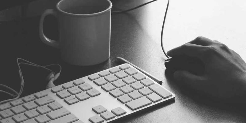 一组不同年代和款式的USB闪存盘图片，展示其从初代到现代的演变过程。