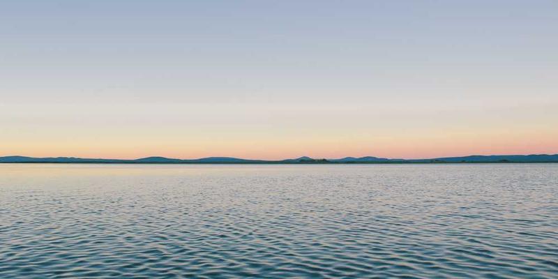 一位年轻人正在查阅关于记忆植入技术的书籍,背景是一间充满科学仪器的研究室,表现出对未知领域的探索精神。