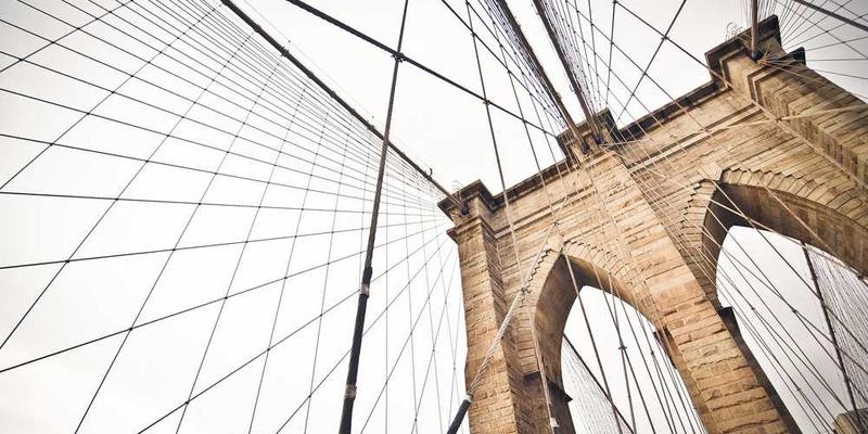 消费者在商场购物时，一边是喜笑颜开的拿着意外之财的消费者，一边是面带微笑、稳步前行的辛苦所得者，形成鲜明对比。说明：图中展现了意外之财与辛苦所得在消费时的心理流速差异，引发读者思考。