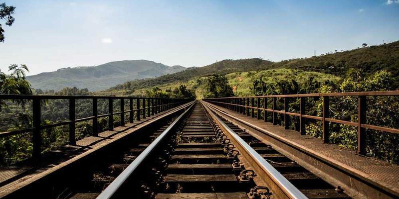 A股走势图与科技股K线图叠加，显示上涨趋势