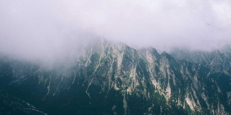 一位参赛者在比赛中激烈辩论的场景，背景为充满活力的会议室或辩论厅