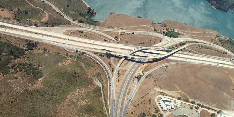 意大利佛罗伦萨的乌菲齐菜市场，传统的意大利美食摊位，游客正在品尝