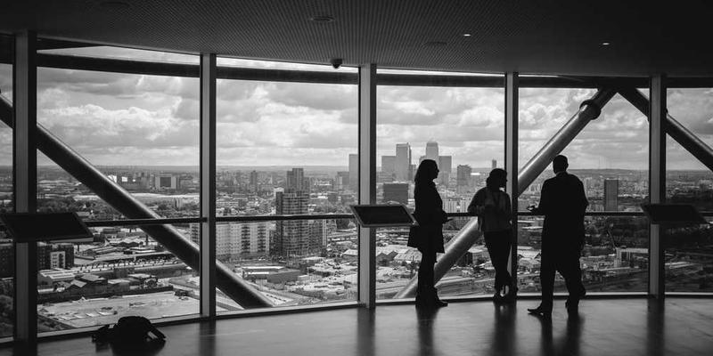 暗网示意图，展示一个深色背景上的洋葱多层结构，象征暗网的匿名性和隐藏性