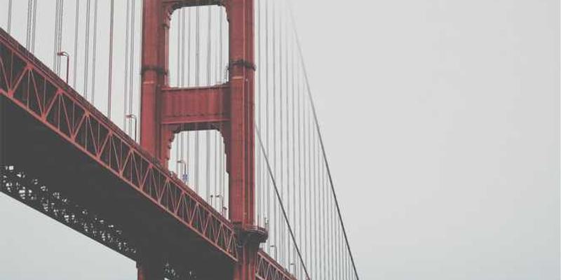 一个沉思的读者手持一盏台灯，背景是一本半开的书籍，象征着未完成的阅读和创造的火花