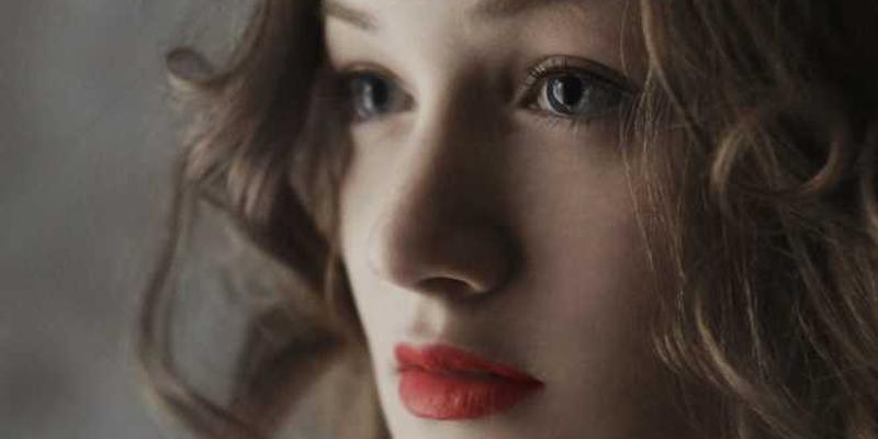 一位科学家在实验室研究冬眠技术，背景是充满科技感的仪器和屏幕