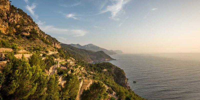 工厂生产线的照片，展示塑料袋的制作过程