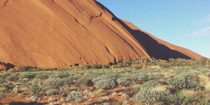 一张带有不同气味的键盘模型，展示每个键按下的瞬间释放出不同气味的特效图