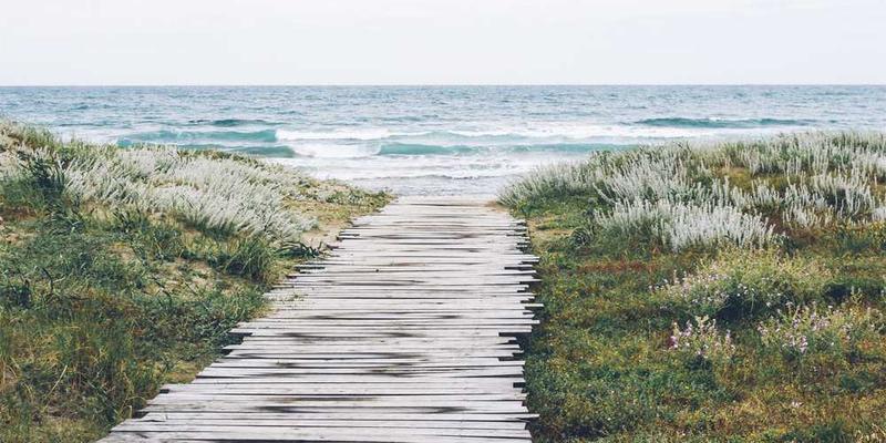说明:夜晚的城市街道,灯光昏暗,人影稀疏,透露出一种宁静与神秘