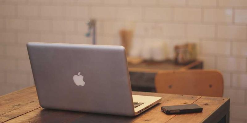 宇宙星辰的无限延伸,象征生命的无限轮回与探索