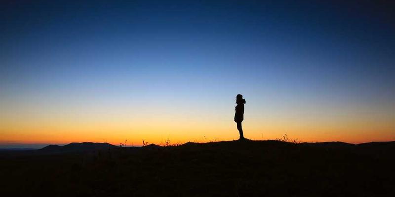 说明：一张家居照片，展示家具被移动后，空间布局的改变和视觉效果的提升
