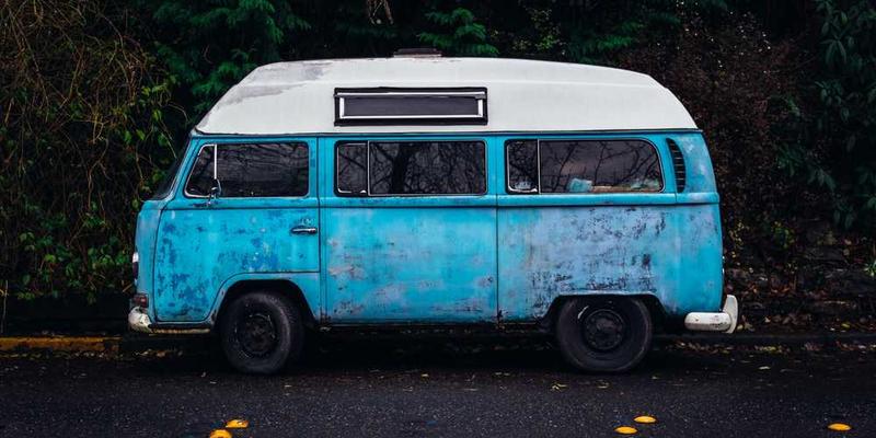 秋季家居布置效果图，以暖色调和温馨元素为主，营造出舒适温馨的感觉