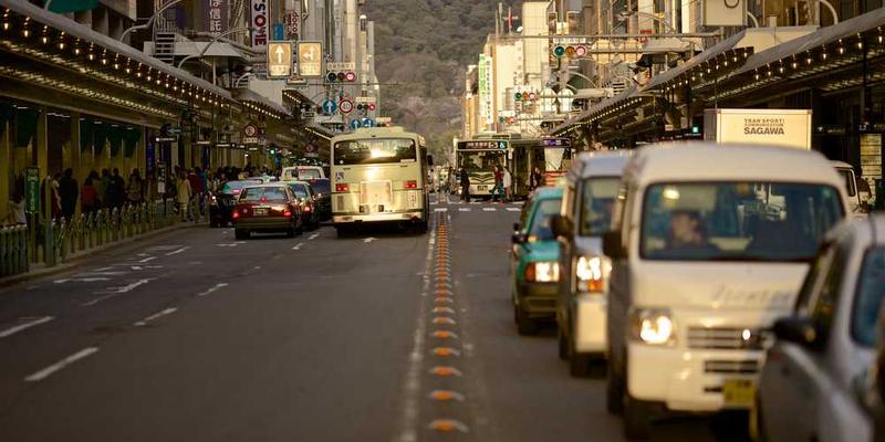 现代高层建筑中电梯运行图，展示电梯系统在复杂环境中计算最优解的场景