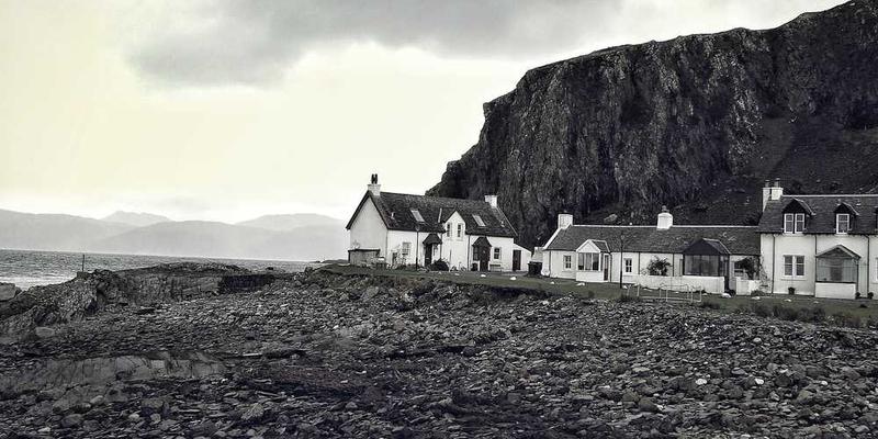 一位年轻的母亲在屏幕前与已故父亲通过AI模拟形象对话,背景是一幅温馨的家庭画面