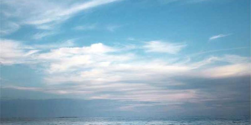 描述一幅描绘封建社会人们被道德和宗教束缚的画，画面中的人物表情严肃，行动拘谨，四周有宗教符号和道德戒律的文字环绕