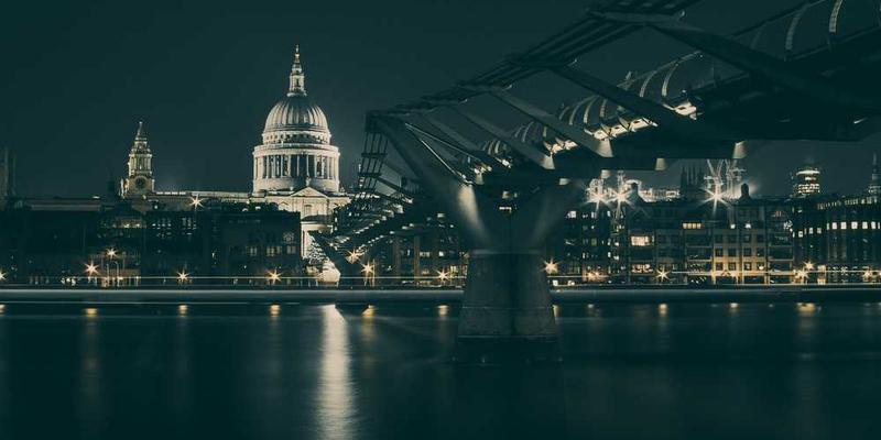 一个现代化的书房,中央是一台大屏幕电脑,周围摆放着书籍和智能设备,光线柔和,空气中弥漫着淡淡的香气。