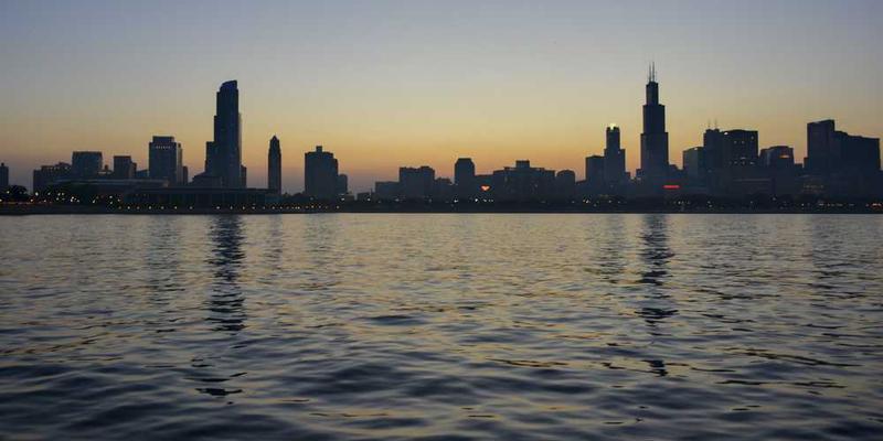 一块普通的石头，表面布满岁月痕迹，被用作镇纸