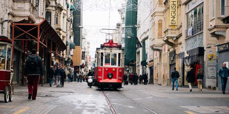 繁忙都市下水道口的头发团，配以昏暗背景和阴郁的色彩，传达出一种压抑、焦虑的氛围