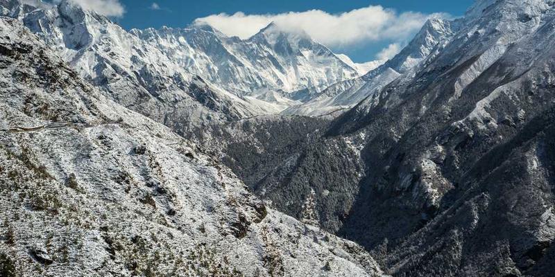 自我反思，背景为个人书房