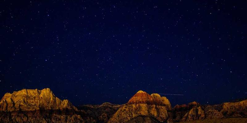 一张绘制好的个人生命线图，图中包含不同重要事件的符号和注释，形成一条曲线。说明：这是一条以事件重要性为轴的个人生命线图，展示了关键事件对个人成长的影响。