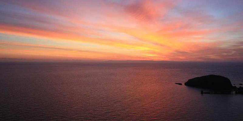 说明：摇滚乐手在舞台上摔碎酒杯的瞬间，气氛紧张而神秘。