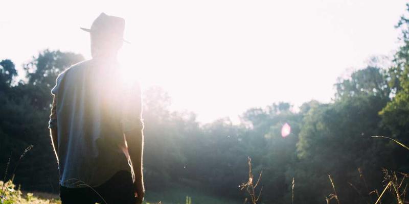 手握工具，背景为工作台