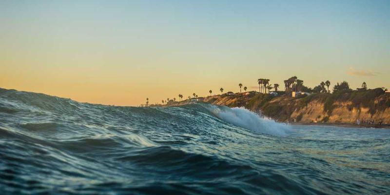 展示砖头面包、火山熔岩蛋糕、石头饼干和黑炭面包的实物照片，以及烘焙过程中的趣味瞬间，如烤箱温度计、面团发酵时的有趣形状等。