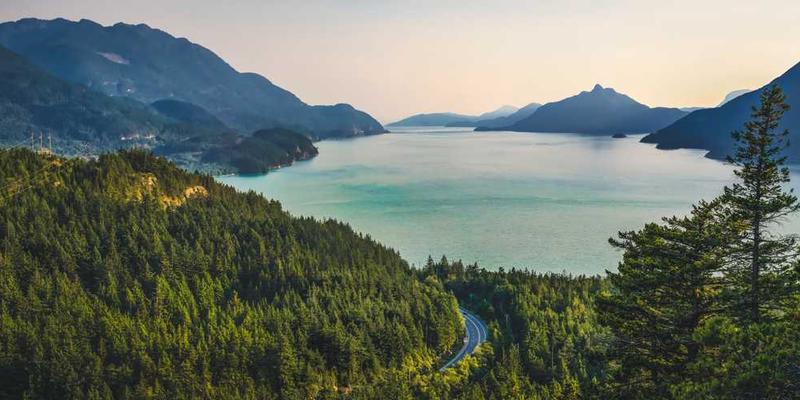 说明：一张充满正能量的插图，展示一群人在互相鼓励、分享失败经历的场景，背景为温馨的客厅或办公场所，人物表情真挚，充满希望和信心。