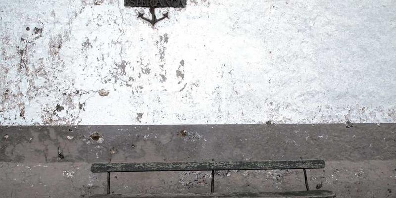 一位学者坐在书桌前，手中拿着一本旧书，周围散落着各种笔记本和笔，象征着深度学习和知识整合的场景。