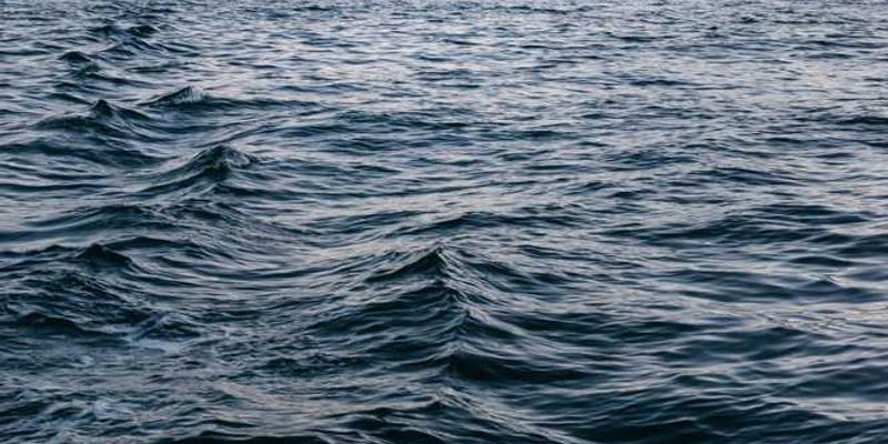 一位年轻人在银行办理“存在感定期存款”业务，背景是充满希望的彩虹