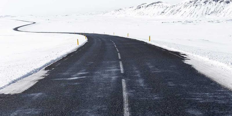 一张显微镜下的橡皮擦碎屑照片，清晰展示碎屑的纹理和微观结构