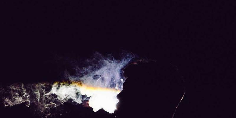 直播开始前,主播面对黑屏镜头的最后三秒空白表情管理。