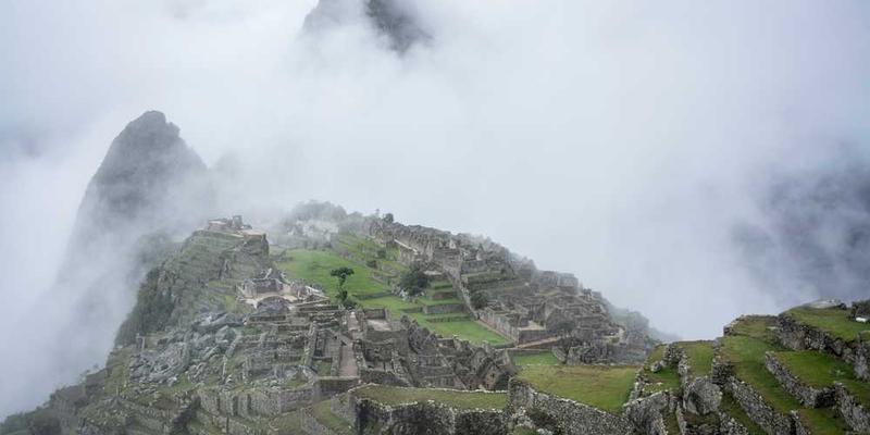 AI天气预报员不再播报数据,而是开始描述天气的“情绪”:“今天下午,积雨云带有犹豫的灰色。”