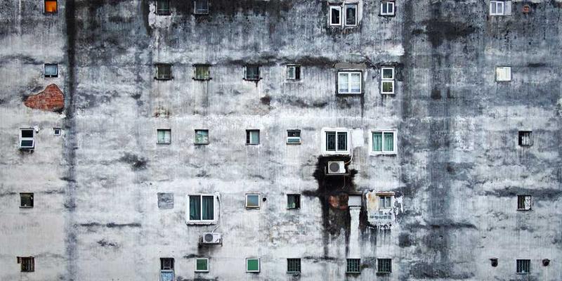 说明：现代办公场景中，升降桌和动态办公设备的应用