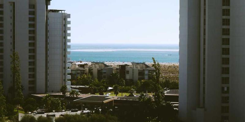 一张手写清单的图片,背景为星空,寓意着梦想与希望