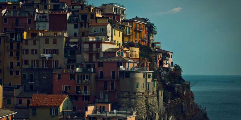 服装设计AI根据人体扫描数据制作了“绝对合身”的衣物,却无人想穿,因为毫无想象空间。