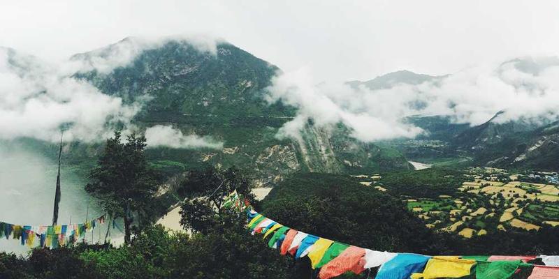 在梦中主动尝试进行“时空穿越”，醒来后记录穿越逻辑的荒诞与自洽