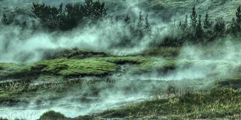 一位思想家在白板上写下“反向操作学”，周围散落着各种常规思维的图标，如时钟、指南针等，背景为抽象的创新图案