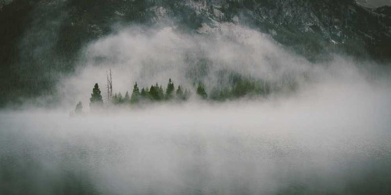 一张色彩斑斓的情绪板,中间是主题词“平静”,周围环绕着蓝色、绿色等舒缓的色彩。说明:这是本周主导心情为“平静”的情绪板。