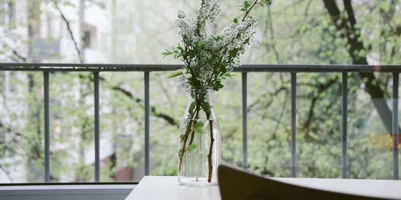 上海国际赛车场俯瞰图，展示其标志性的"上"字形赛道和现代化的观众设施，阳光下赛道熠熠生辉，远处可见赛车疾驰而过