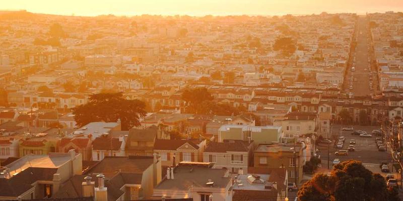 一幅国旗升起,背景是国歌嘹亮演奏的图片,画面中众人肃立致敬