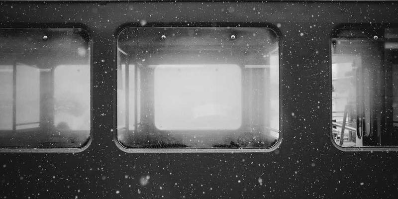 观察咖啡馆角落里，最适合孤独者的那个座位，如何形成一种“陪伴性空洞”