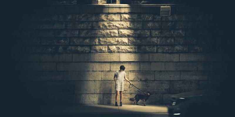 AI被要求优化自身,在无数次迭代后,它简化到只剩一个不断自问的提示:“你需要什么”