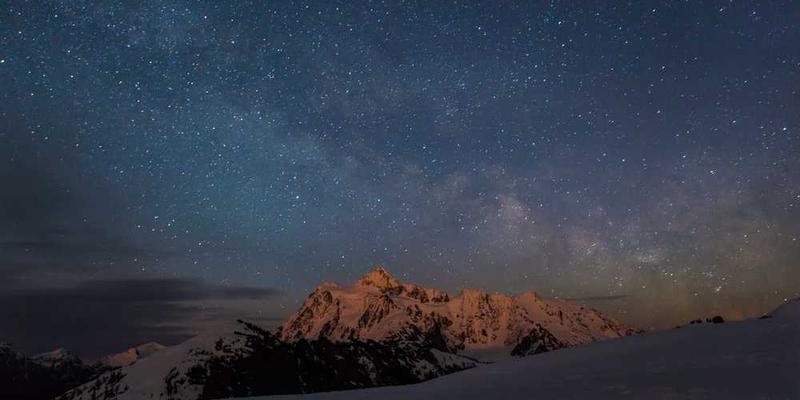 一位读者在阅读报纸，眼神专注，周围环境安静，体现了单一信源下的阅读体验