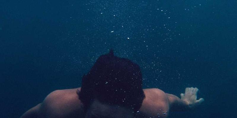 初学者重新拿起吉他，眼神坚定，充满信心