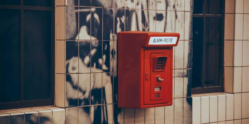 一位在晨光中闭目沉思的人，象征着倾听内心直觉的场景