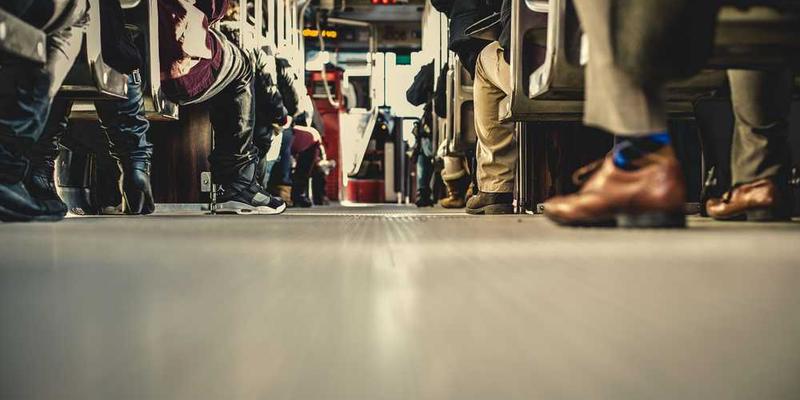 一家温馨舒适的咖啡馆内部，展示出柔和的灯光、雅致的家具以及轻柔的音乐氛围