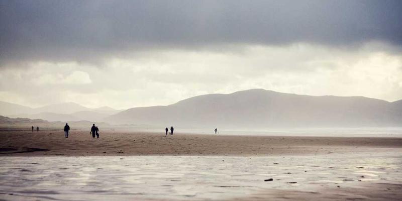 一位在机场等待登机的旅客,手中拿着生物钟调整指南,表现出对生物钟调整的重视