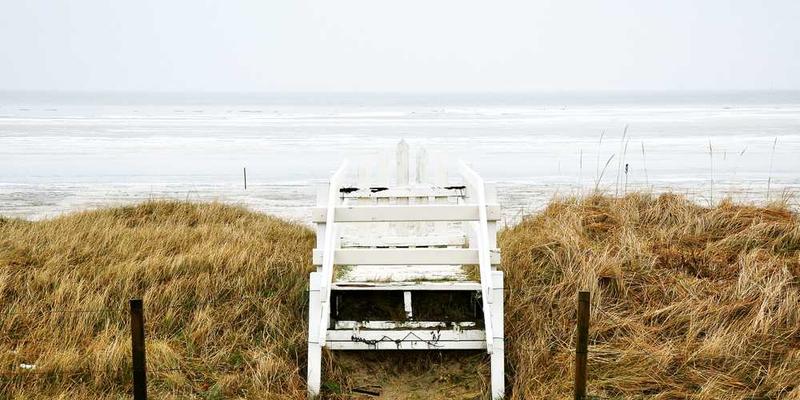 说明：一位家庭成员在家族仪式中使用自制的祭祀用品，体现了个人“传统”发明与家族仪式的融合