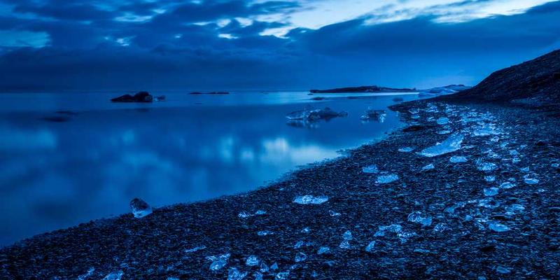 AI数据分析图，背景中隐约有神秘的门，门后透出微光，营造出一种恐怖与未知的氛围